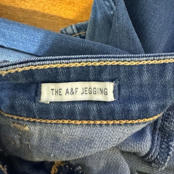 Abercrombie & Fitch Size 2 Medium Wash Mid-Rise Jeggings w/29.5" Inseam - EUC - Picture 5 of 6